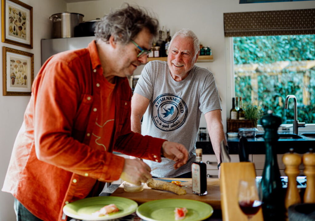 Cesar Zuiderwijk aan het koken met Peter Kesseler