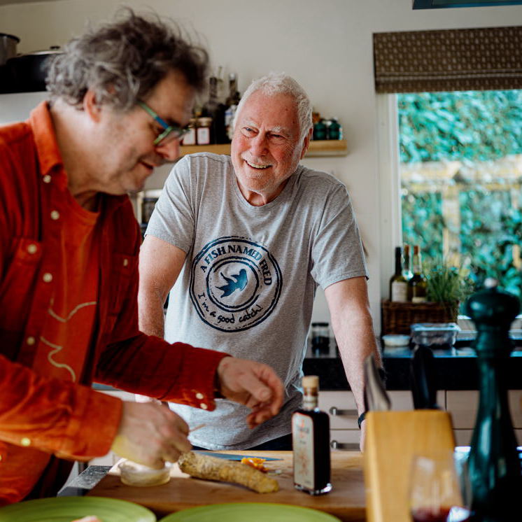 Cesar met Peter in de keuken
